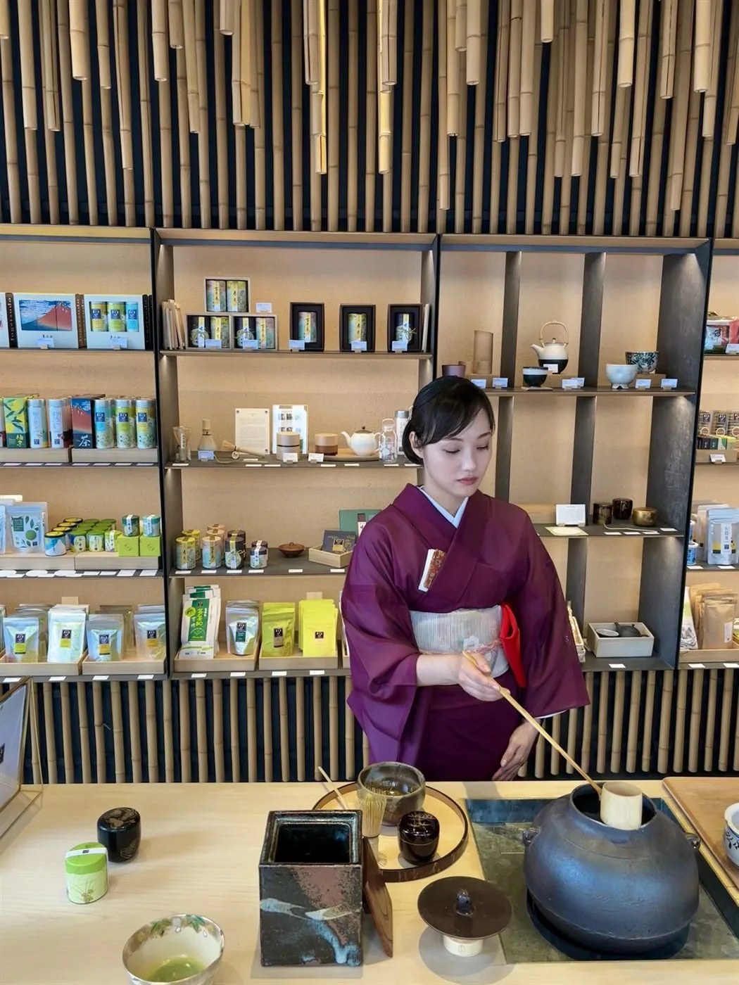 着物姿でお点前をする赤木美日