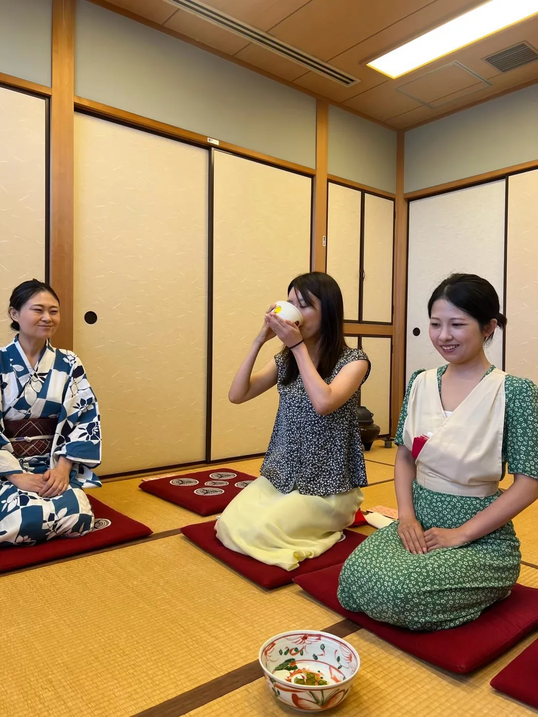 茶道教室「美日庵」でお茶をいただく様子