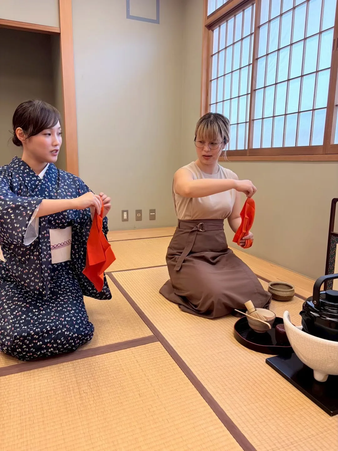茶道教室「美日庵」でのお点前の様子、袱紗を扱う所作